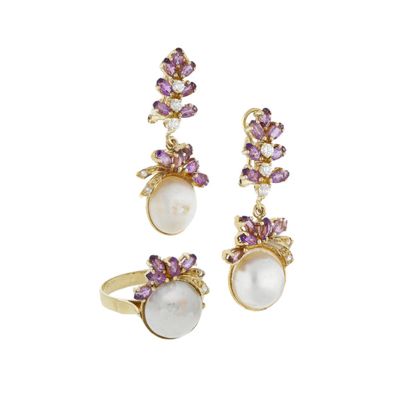 Juego anillo y aretes diseño especial con medias perlas y sintéticos en oro amarillo 14 kilates.