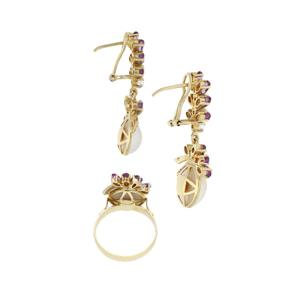 Juego anillo y aretes diseño especial con medias perlas y sintéticos en oro amarillo 14 kilates.
