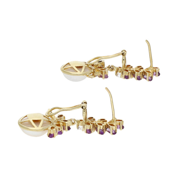 Juego anillo y aretes diseño especial con medias perlas y sintéticos en oro amarillo 14 kilates.