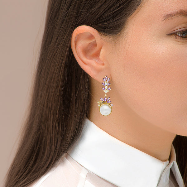Juego anillo y aretes diseño especial con medias perlas y sintéticos en oro amarillo 14 kilates.