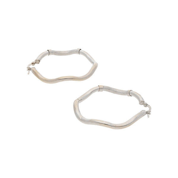 Arracadas huecas con aplicaciones en oro blanco 14 kilates.