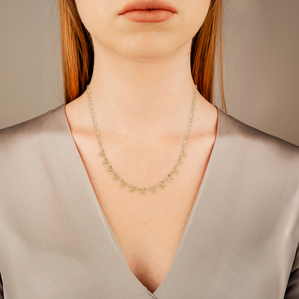 Collar eslabón laminado con aplicaciones motivo mariposa en oro amarillo 14 kilates.