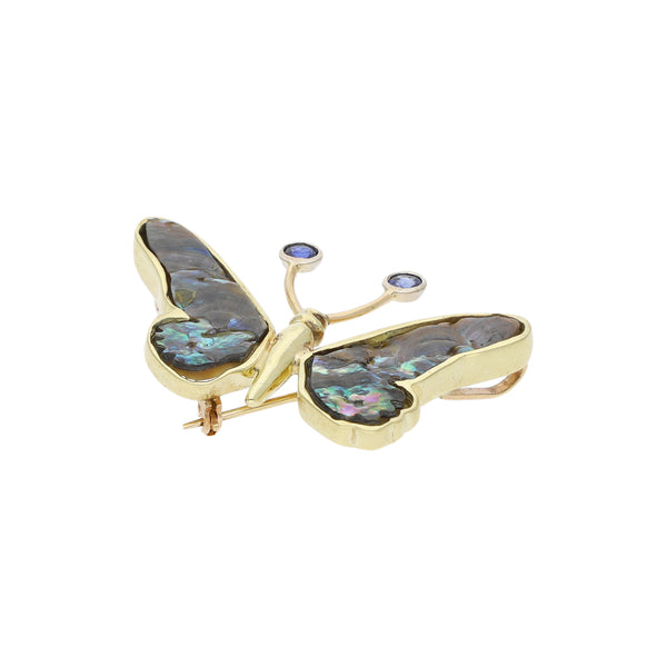 Prendedor diseño especial con madre perla y sintéticos motivo mariposa en oro amarillo 14 kilates