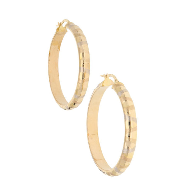 Arracadas labradas en oro amarillo 14 kilates.