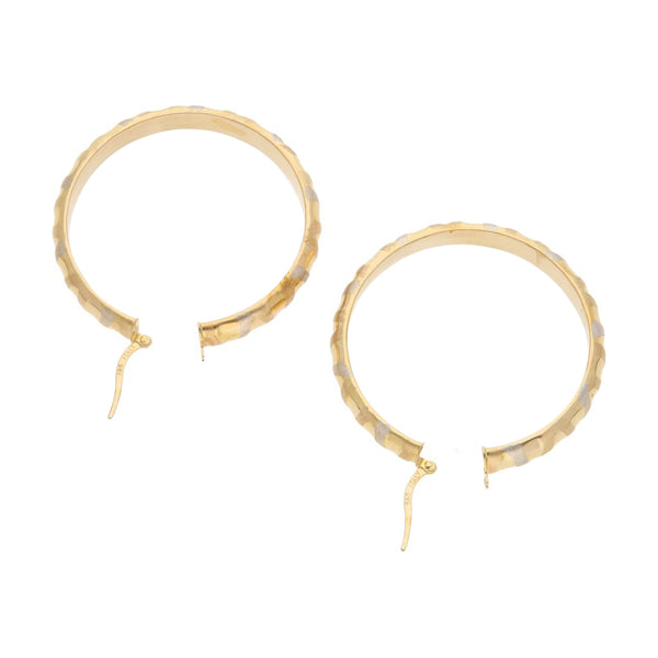 Arracadas labradas en oro amarillo 14 kilates.