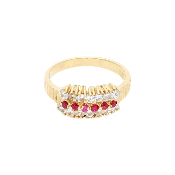 Anillo estriado con rubíes y circonias en oro amarillo 14 kilates.