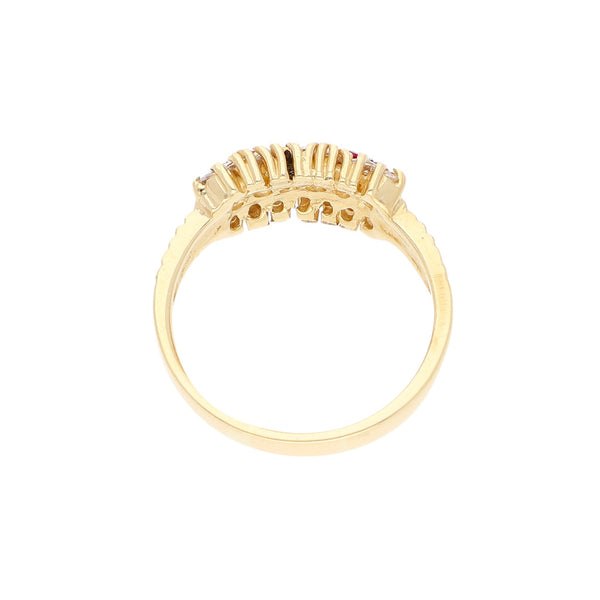 Anillo estriado con rubíes y circonias en oro amarillo 14 kilates.