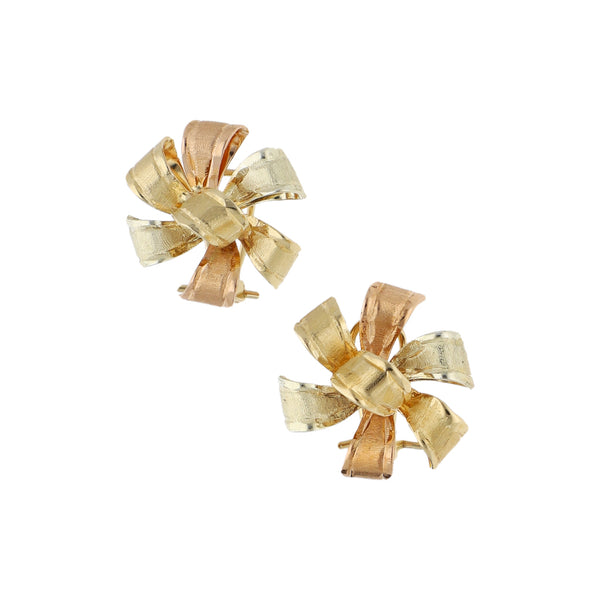 Aretes laminados motivo moño en oro tres tonos 14 kilates.