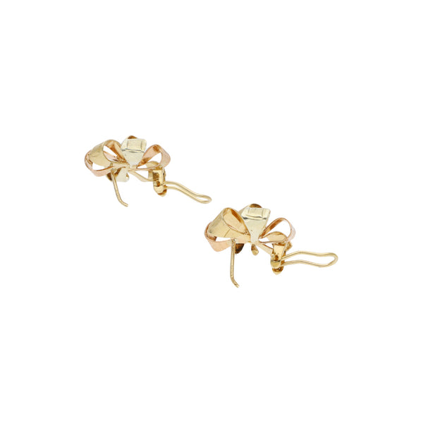 Aretes laminados motivo moño en oro tres tonos 14 kilates.