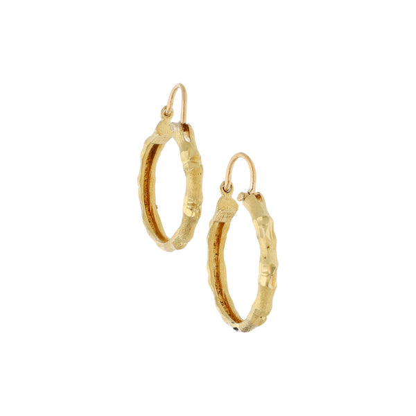 Arracadas labradas en oro amarillo 18 kilates.