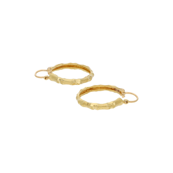 Arracadas labradas en oro amarillo 18 kilates.