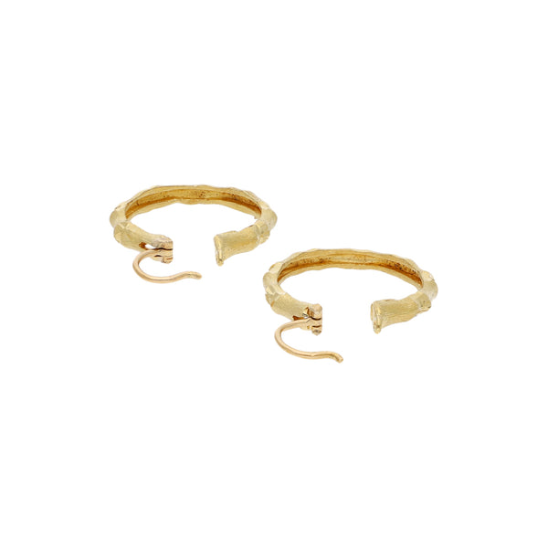 Arracadas labradas en oro amarillo 18 kilates.