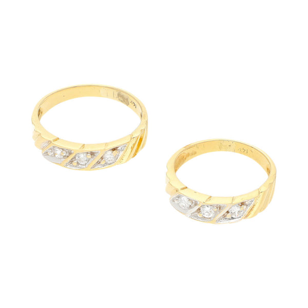Dos argollas estriadas con circonias en oro amarillo 12 kilates.