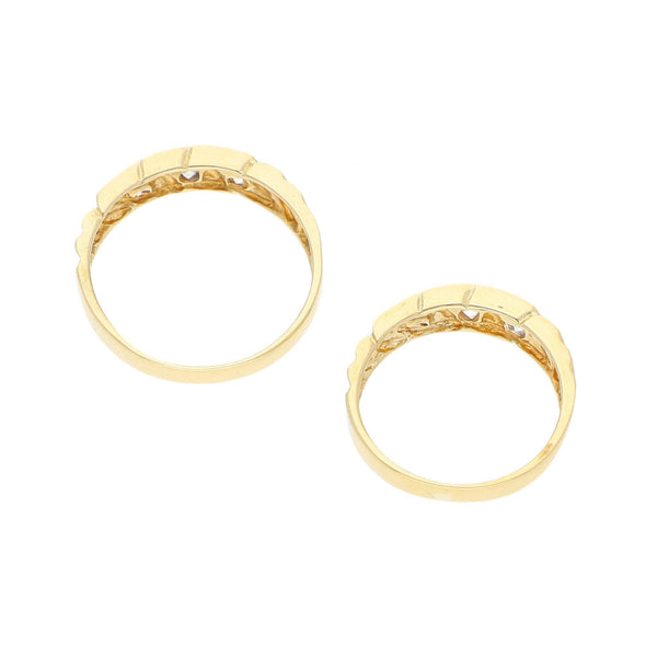 Dos argollas estriadas con circonias en oro amarillo 12 kilates.