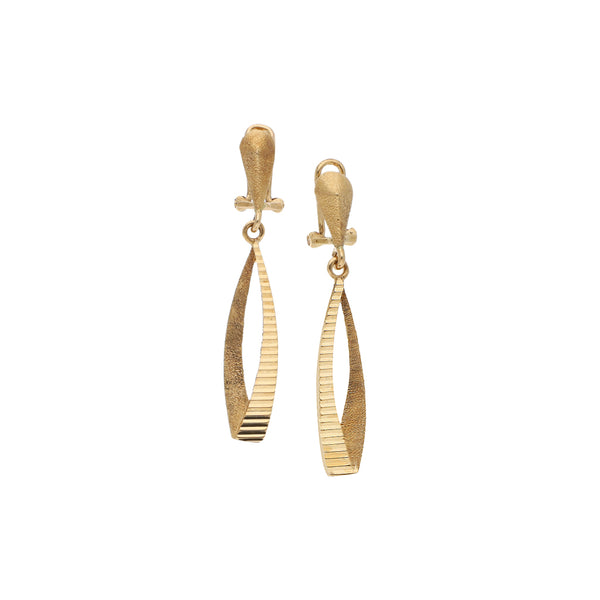Aretes estilizados en oro amarillo 14 kilates.