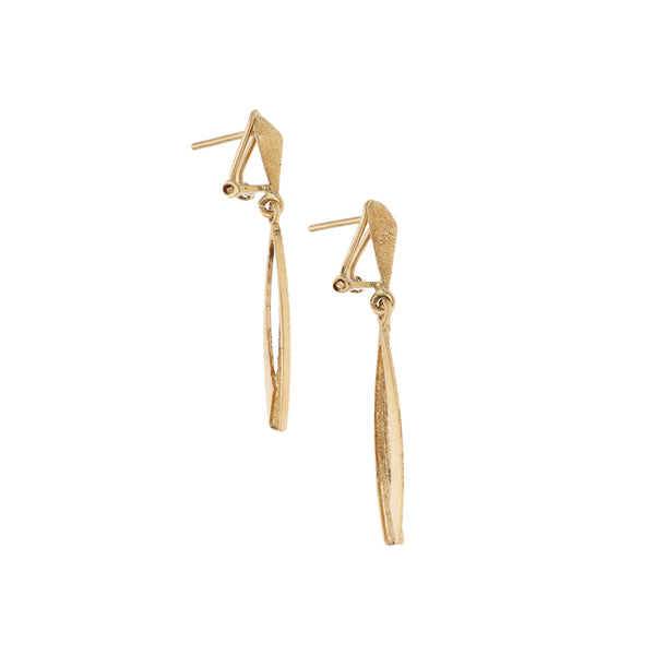 Aretes estilizados en oro amarillo 14 kilates.