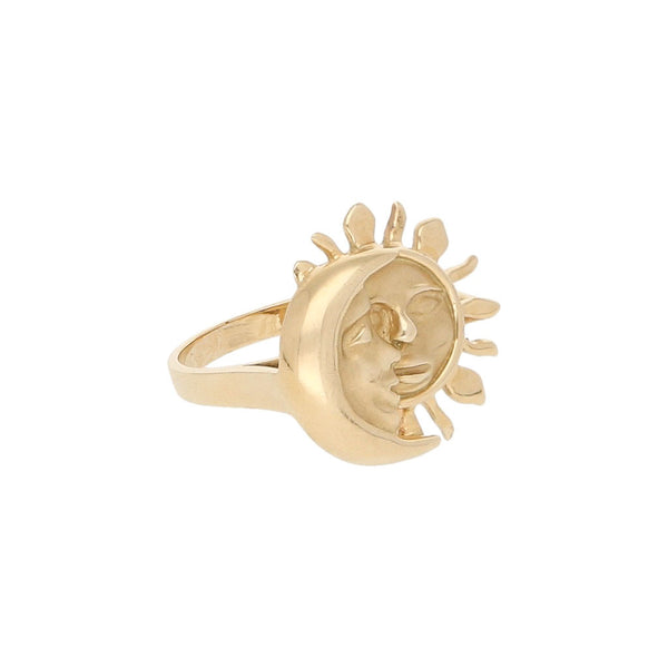 Anillo diseño especial motivo sol y luna en oro amarillo 14 kilates.