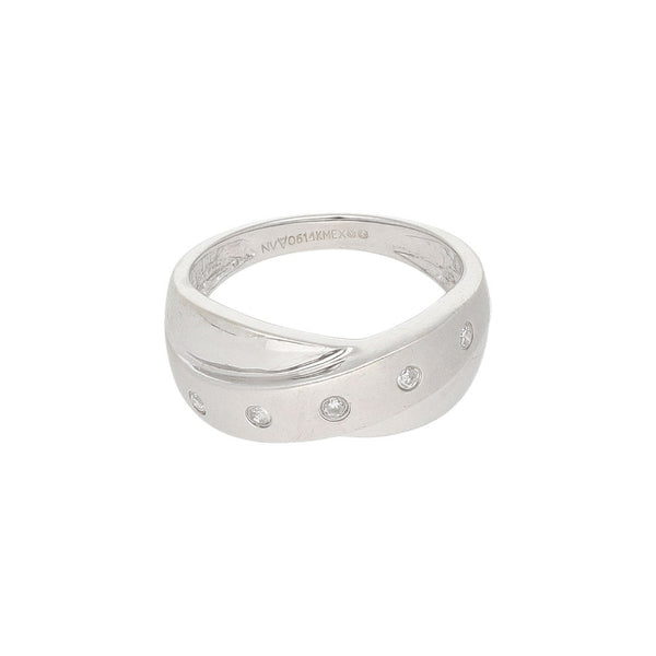 Anillo estilizado con diamantes en oro blanco 14 kilates.