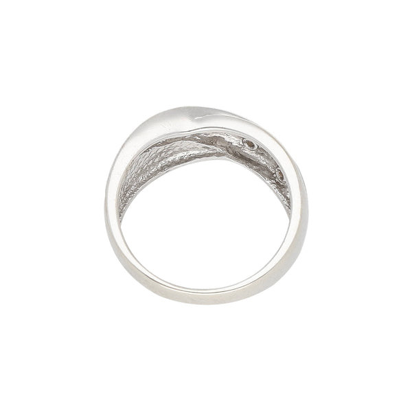 Anillo estilizado con diamantes en oro blanco 14 kilates.