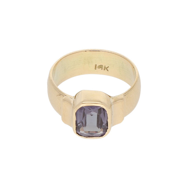 Anillo diseño especial con sintético en oro amarillo 14 kilates.