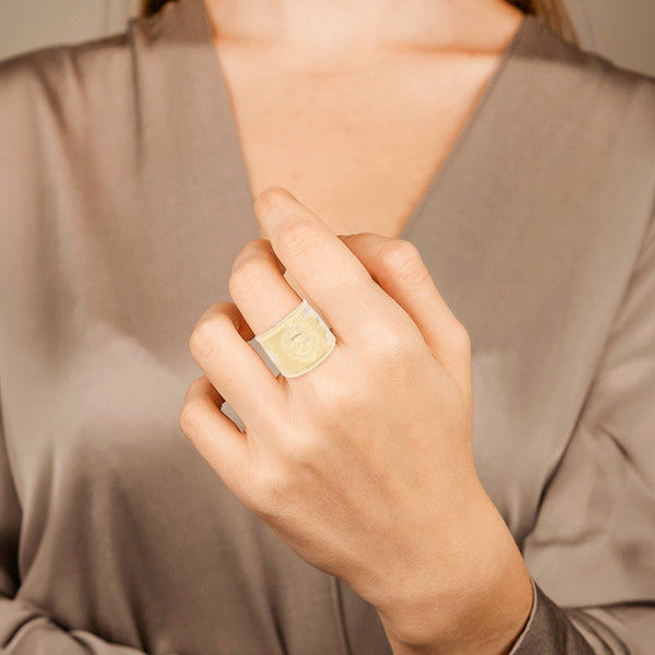 Anillo ajustable motivo cuerpos celestes en oro dos tonos 14 kilates.