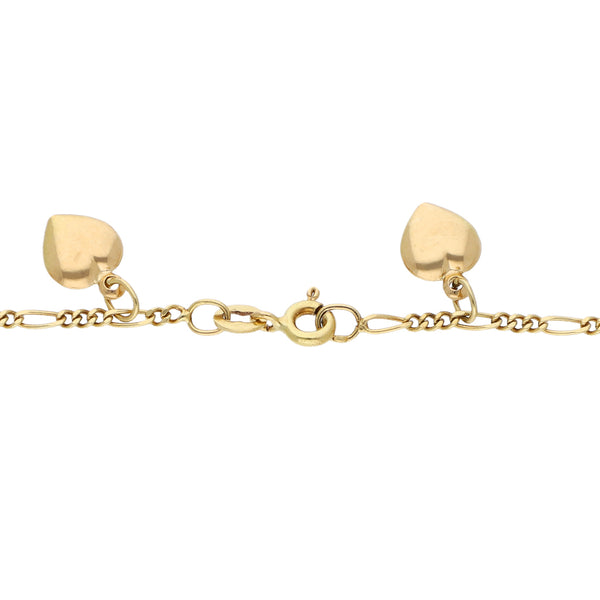 Pulsera de tres eslabones por uno con colgantes motivo corazón y llave en oro amarillo 18 kilates.