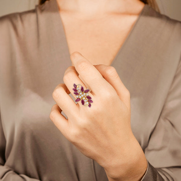 Anillo diseño especial con rubíes y circonias en oro amarillo 14 kilates.