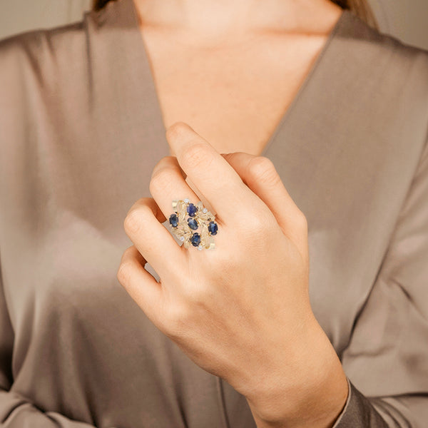 Anillo diseño especial con zafiros y circonias en oro amarillo 14 kilates.