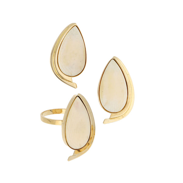 Juego anillo y aretes diseño especial con marfil en oro amarillo 14 kilates.