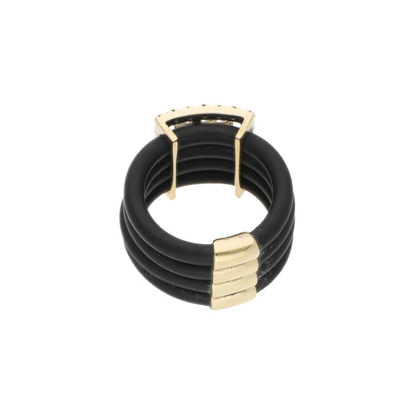 Anillo de caucho con aplicaciones motivo greca y circonias en oro amarillo 14 kilates.