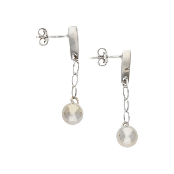 Broqueles diseño especial con colgantes en oro blanco 14 kilates.