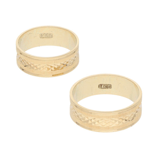 Dos argollas labradas en oro amarillo 12 kilates.