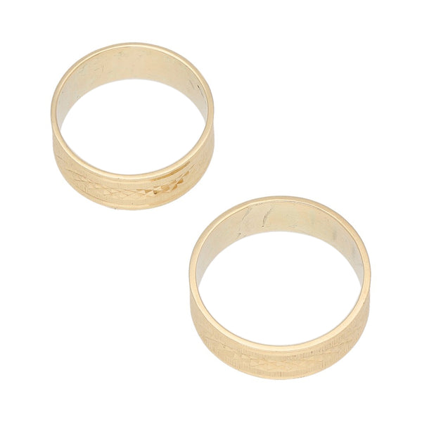 Dos argollas labradas en oro amarillo 12 kilates.