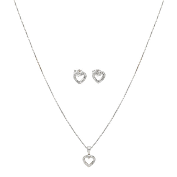 Juego de gargantilla eslabón barbado, dije y aretes diseño especial motivo corazón con diamantes en oro blanco 18 kilates.
