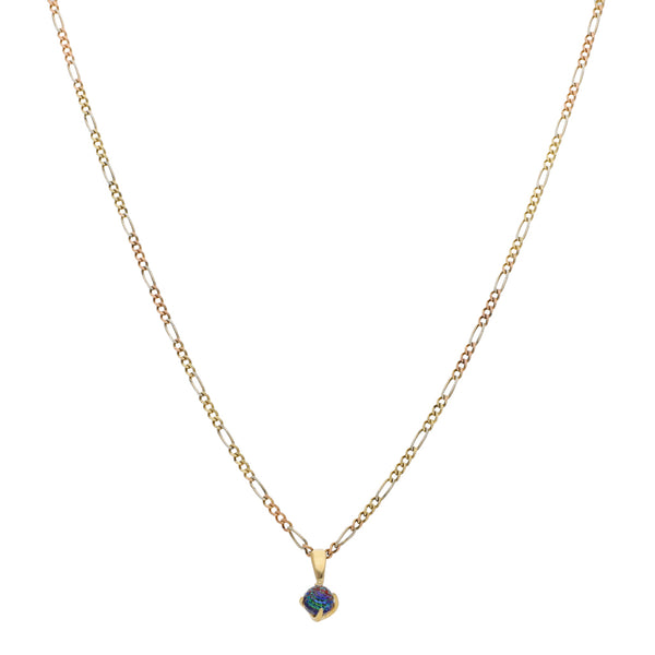 Collar de cuatro eslabones por uno y dije diseño especial con sintético en oro tres tonos 14 kilates.