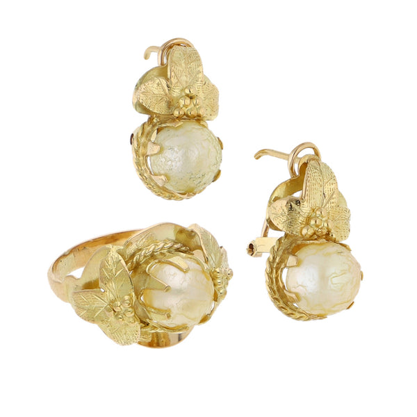 Juego de Anillo y aretes diseño especial con perlas en oro dos tonos 16 kilates.
