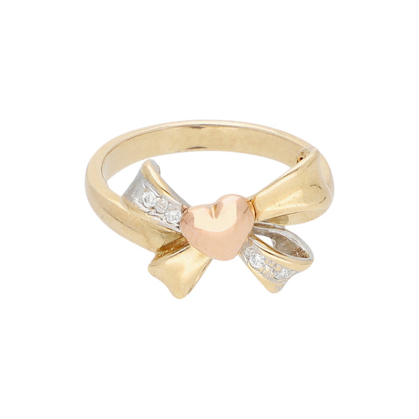Anillo diseño especial motivo moño y corazón con circonias en oro tres tonos 14 kilates.
