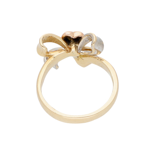 Anillo diseño especial motivo moño y corazón con circonias en oro tres tonos 14 kilates.