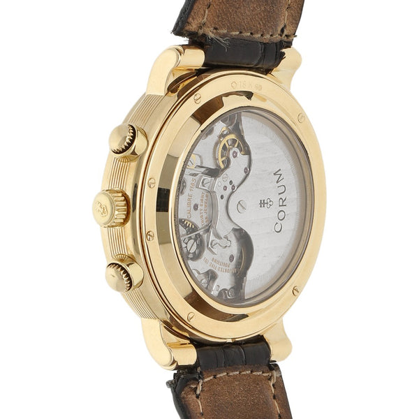 Reloj Corum para caballero modelo Romvlvs caja y broche en oro amarillo 18 kilates.
