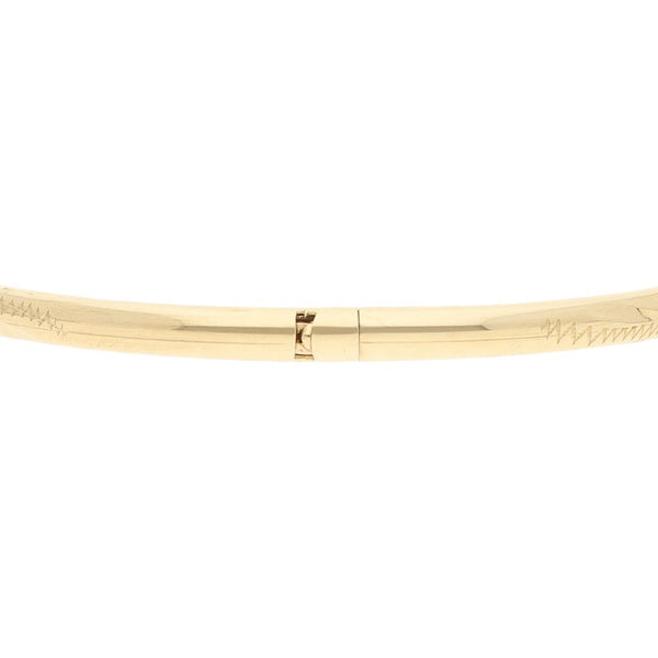 Dos pulseras de arillo labradas en oro amarillo 14 kilates.