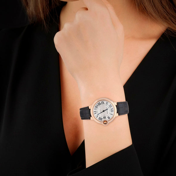 Reloj Cartier para dama modelo Ballon Bleu caja y broche en oro rosa 18 kilates.