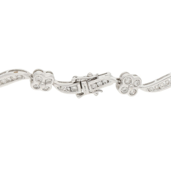 Pulsera eslabón articulado motivo flor con diamantes en oro blanco 14 kilates.