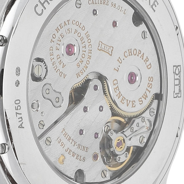 Reloj para caballero modelo Chopard L.U.C Quattro caja y broche en oro blanco 18 kilates.