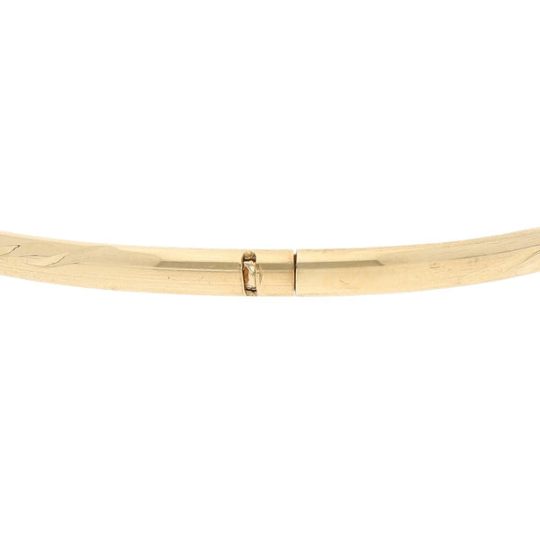 Tres pulseras de arillo labradas en oro amarillo 14 kilates.