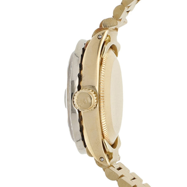 Reloj Rolex para dama modelo Oyster Perpetual Date en oro tres tonos 18 kilates.
