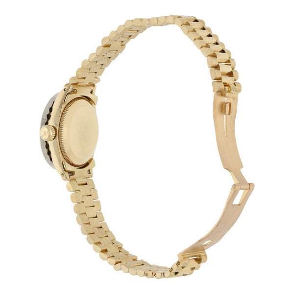 Reloj Rolex para dama modelo Oyster Perpetual Date en oro tres tonos 18 kilates.
