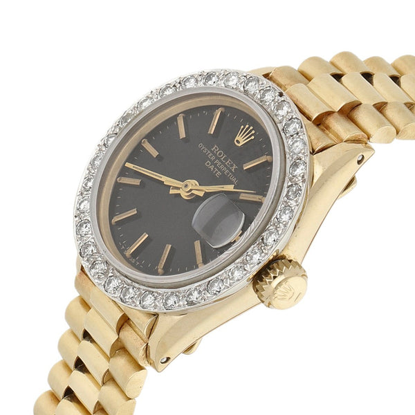 Reloj Rolex para dama modelo Oyster Perpetual Date en oro tres tonos 18 kilates.