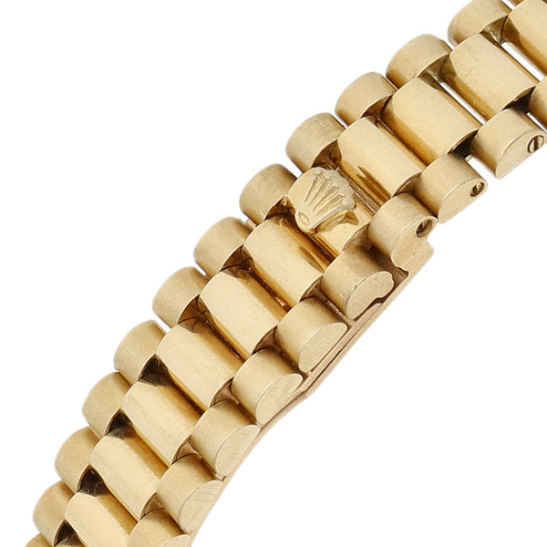 Reloj Rolex para dama modelo Oyster Perpetual Date en oro tres tonos 18 kilates.