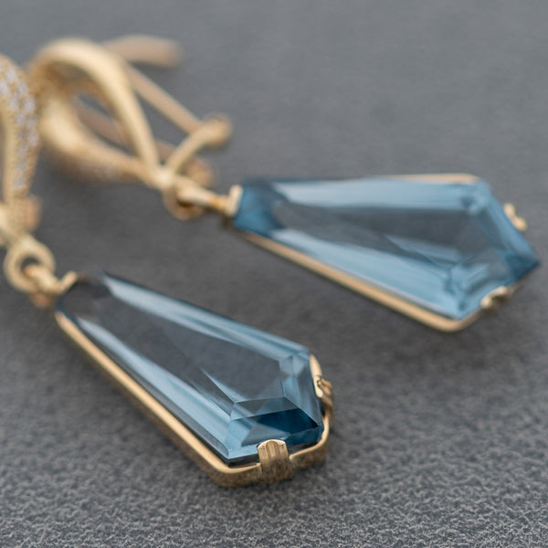 Aretes diseño especial con aguamarinas y circonias en oro amarillo 14 kilates.
