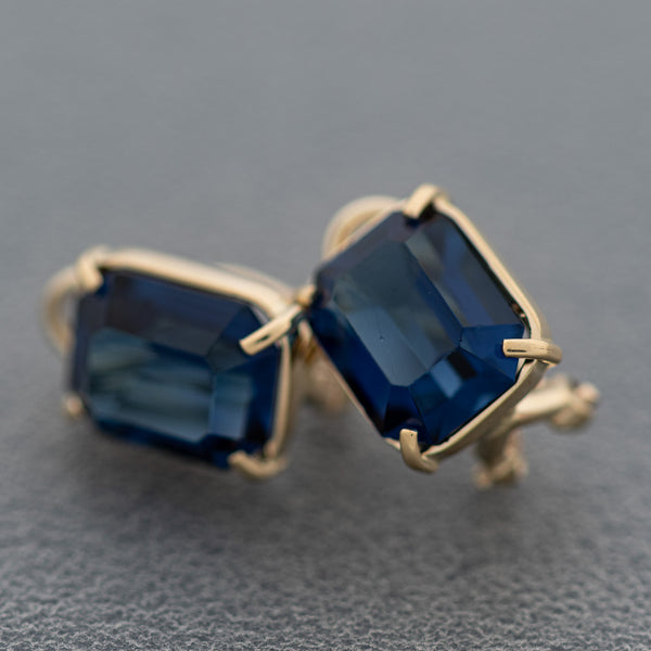 Aretes diseño especial con blue London en oro amarillo 14 kilates.